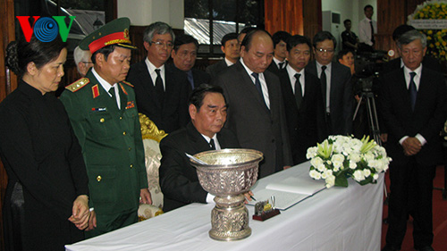 Đoàn cấp cao Việt Nam sang chia buồn với Lào