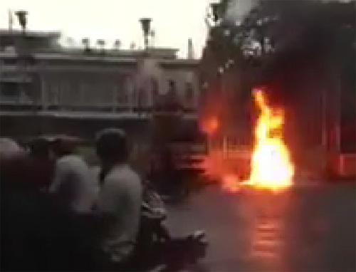 Người phụ nữ tự thiêu ở cổng Dinh Thống Nhất để phản đối TQ