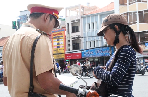 Ngày đầu xử phạt mũ bảo hiểm rởm: Nhắc nhở nhiều, phạt ít