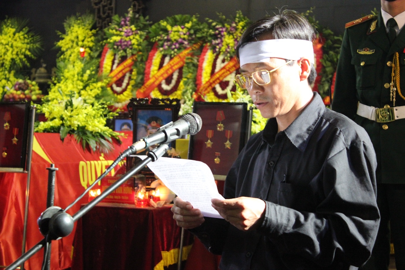 Truy điệu 18 chiến sĩ hy sinh: Người tuôn nước mắt, trời tuôn mưa