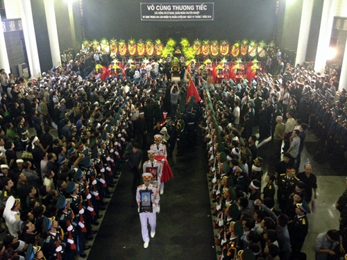 Truy điệu 18 chiến sĩ hy sinh: Người tuôn nước mắt, trời tuôn mưa