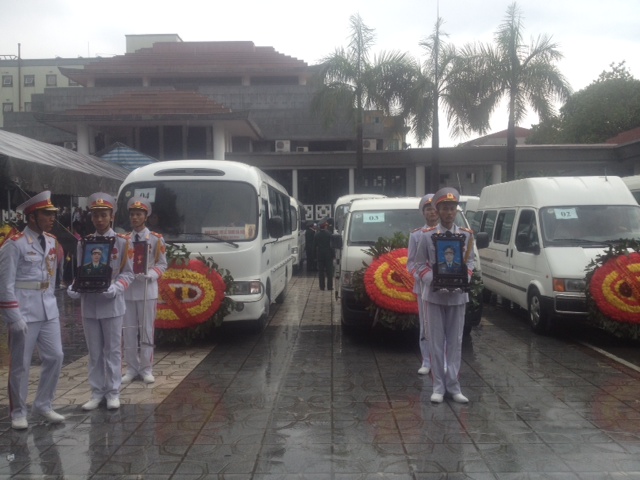 Truy điệu 18 chiến sĩ hy sinh: Người tuôn nước mắt, trời tuôn mưa Truy điệu 18 chiến sĩ hy sinh: Người tuôn nước mắt, trời tuôn mưa