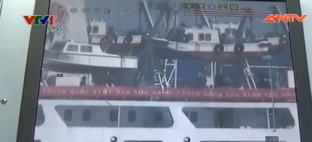 Clip: Tàu TQ treo biểu ngữ 