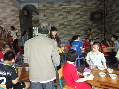 Sự thật về ngôi trường “trá hình” dạy trẻ tự kỷ bằng “đòn roi”