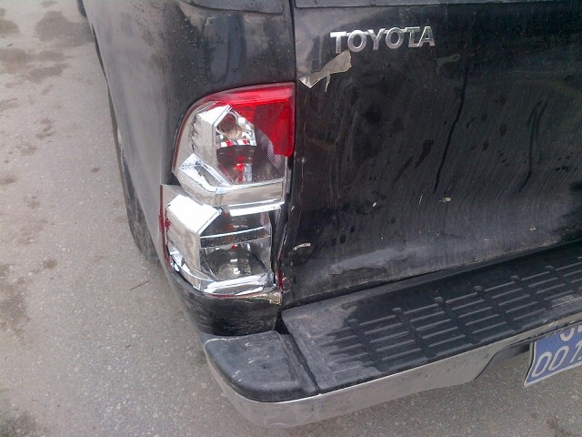 Truy đuổi 20km bắt xe quá tải 300\%, cố tình đâm xe công vụ