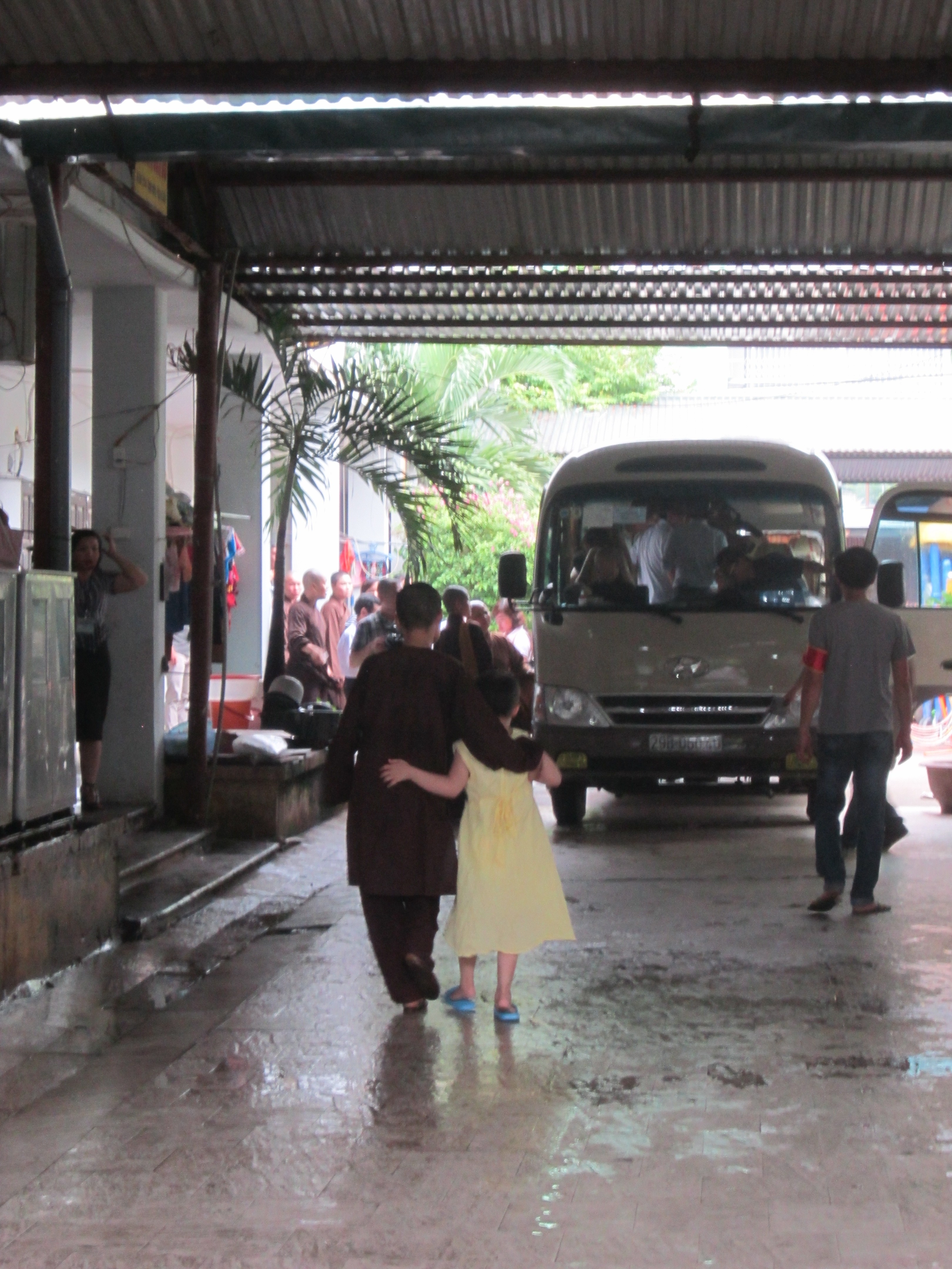 13 trẻ chùa Bồ Đề đầu tiên về nhà mới