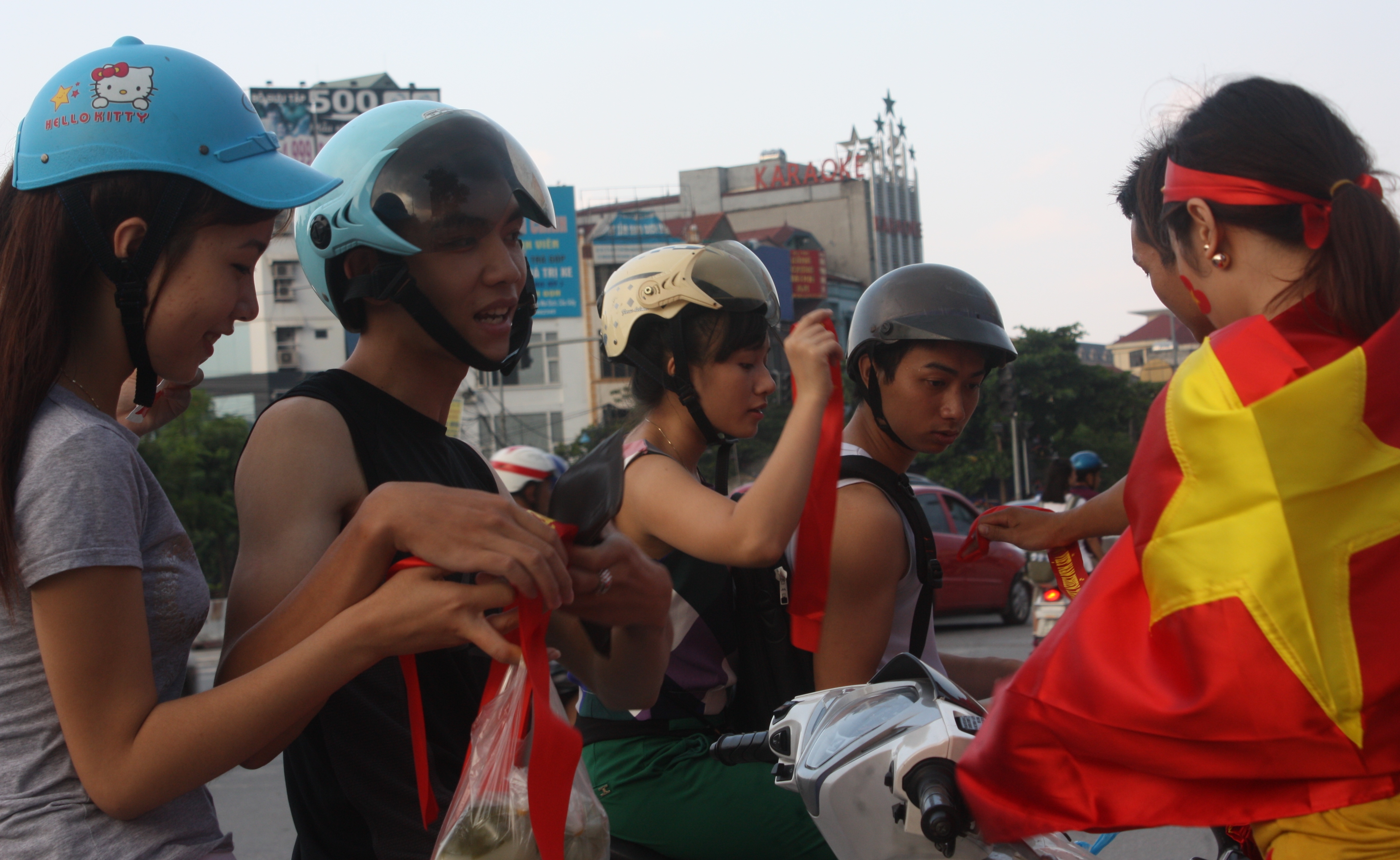 Chùm ảnh: Biển người đổ về Mỹ Đình xem U19 Việt Nam- Nhật Bản