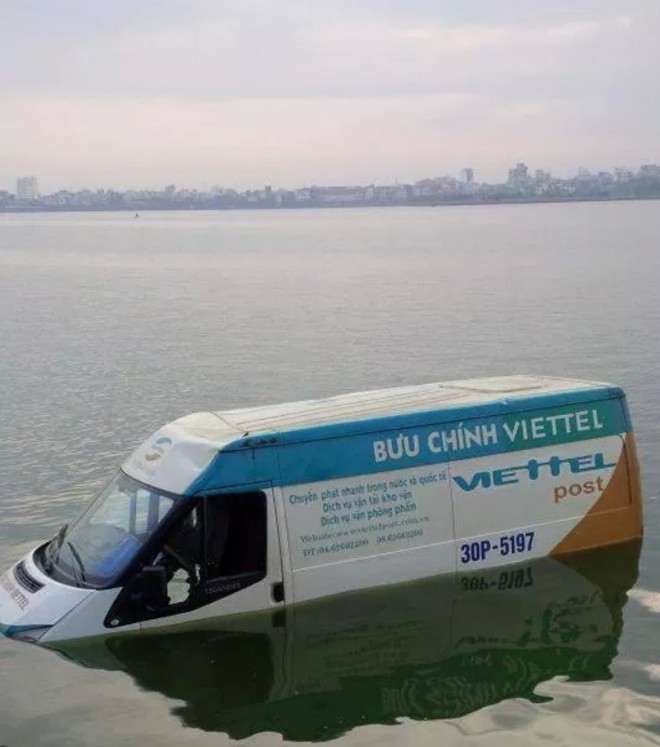 Xe thư báo Viettel mất lái, lao thẳng xuống Hồ Tây 