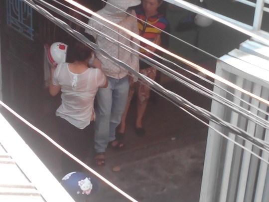 Được giải cứu khỏi tay kẻ cuồng yêu, cô gái vẫn đang hoảng loạn