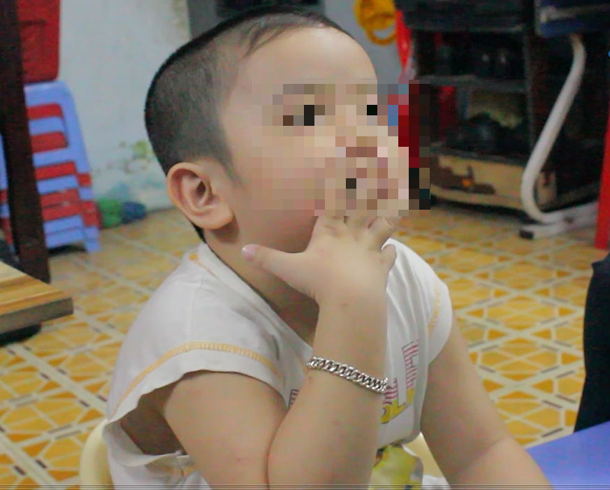 Ai làm chứng vụ bé trai bị “khoan” vào vùng kín sẽ bị 