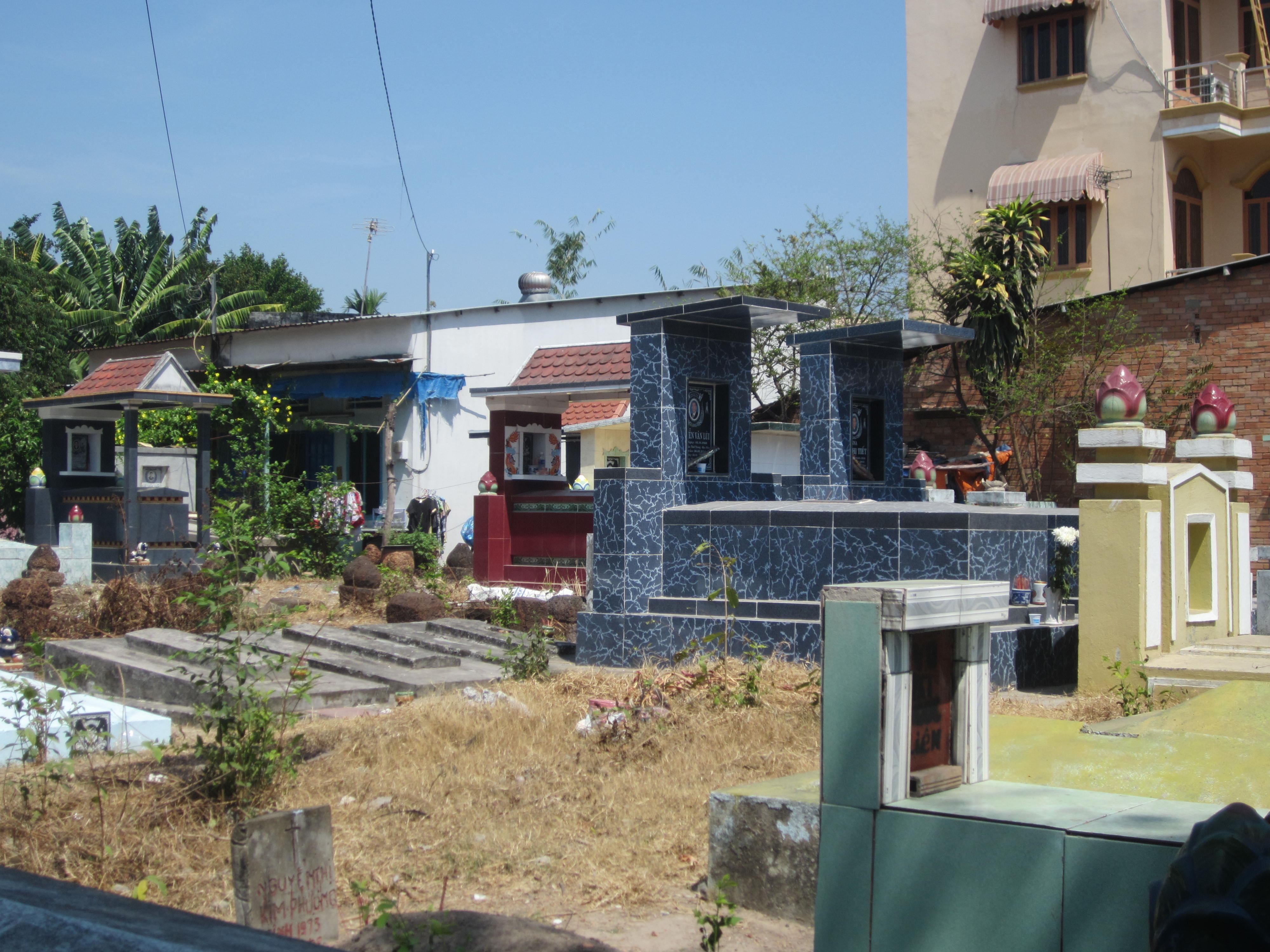 Tràn lan nghĩa trang ô nhiễm