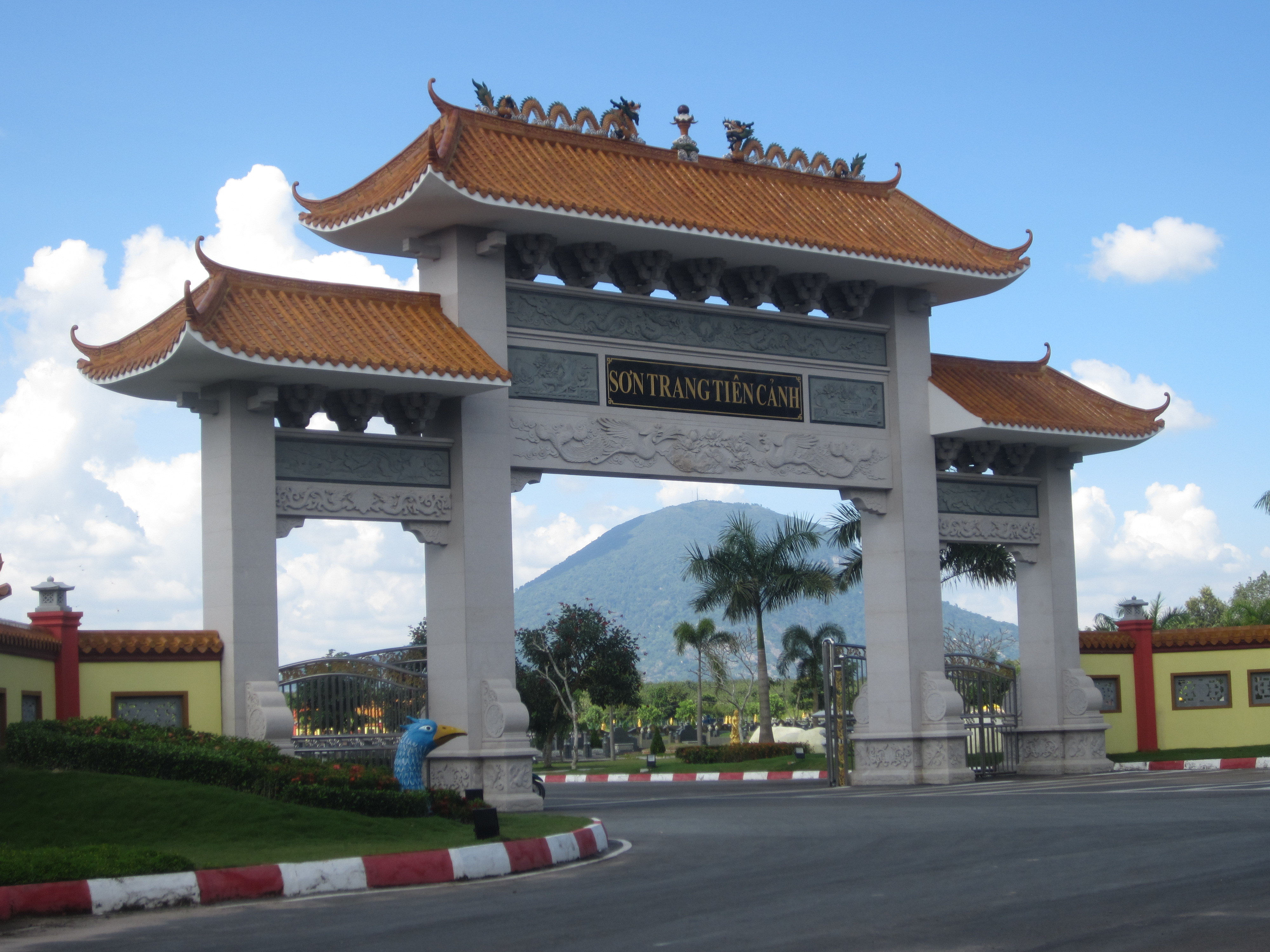 Tràn lan nghĩa trang ô nhiễm