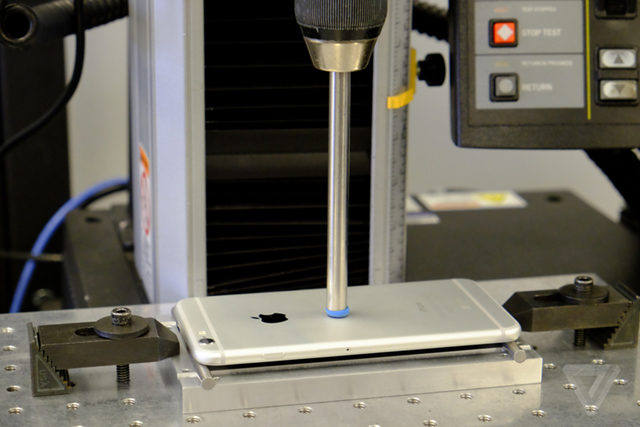 iPhone6 plus bị uốn cong khi bỏ vào trong túi quần jean bó sát?