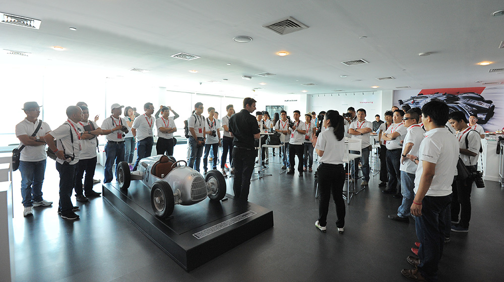 Thủy Tiên cùng dàn sao Việt sang Dubai thử tài đua siêu xe AudiR8