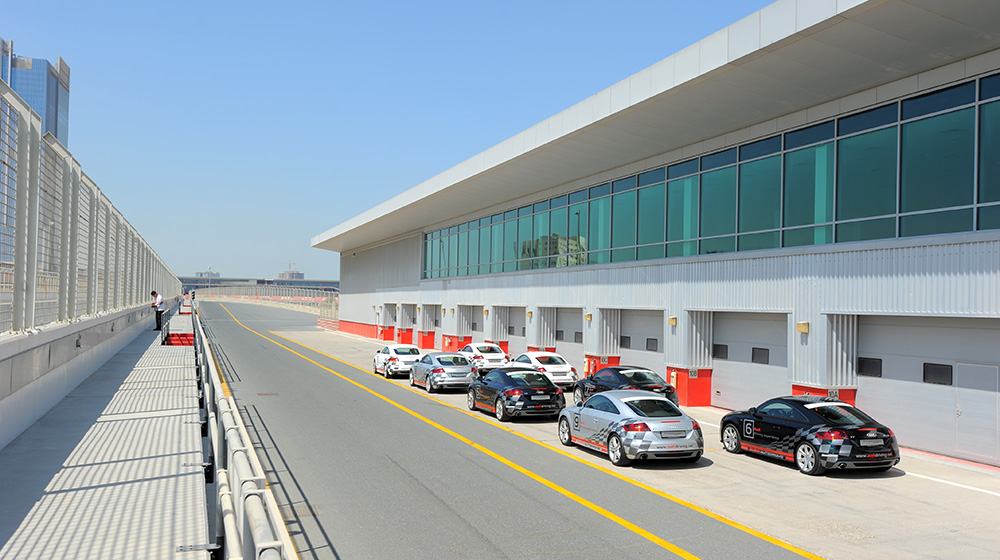 Thủy Tiên cùng dàn sao Việt sang Dubai thử tài đua siêu xe AudiR8