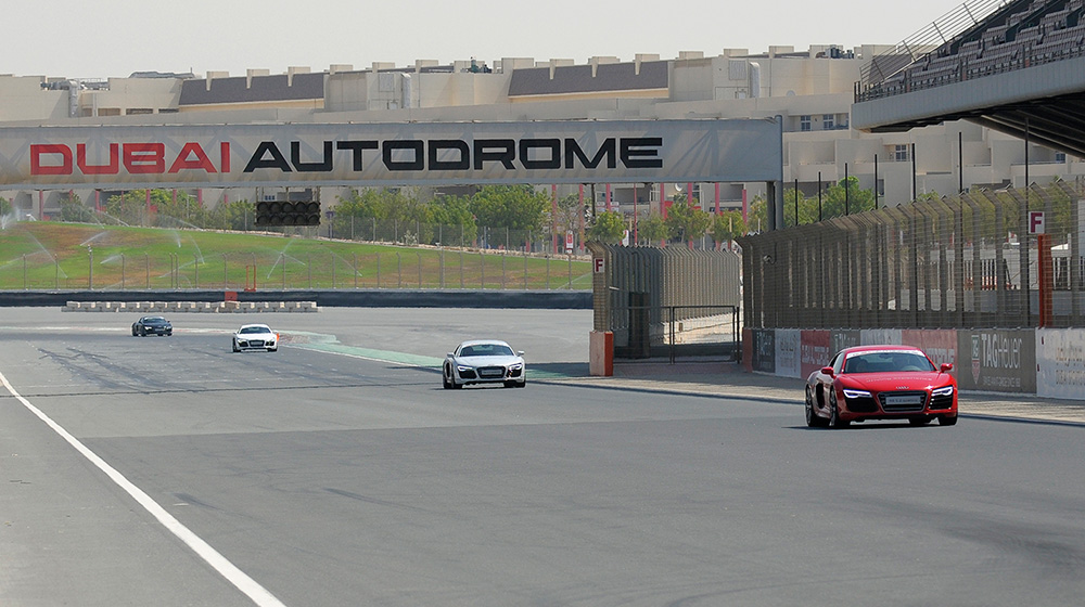 Thủy Tiên cùng dàn sao Việt sang Dubai thử tài đua siêu xe AudiR8