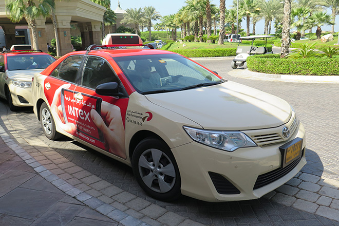 Toyota Camry hạng sang đất Việt, taxi xứ người