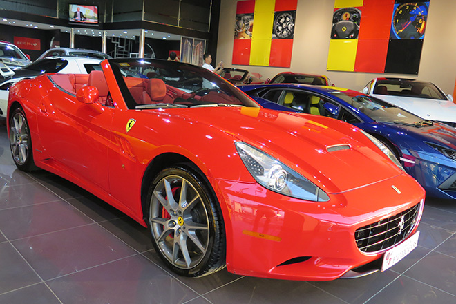 Toyota Camry hạng sang đất Việt, taxi xứ người