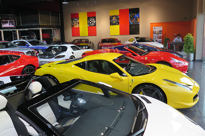 Toyota Camry hạng sang đất Việt, taxi xứ người