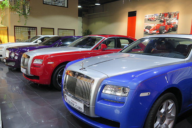 Toyota Camry hạng sang đất Việt, taxi xứ người