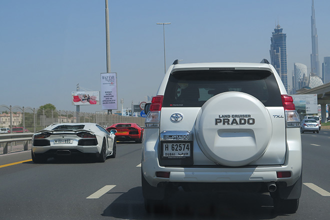 Toyota Camry hạng sang đất Việt, taxi xứ người