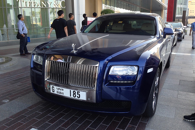 Toyota Camry hạng sang đất Việt, taxi xứ người