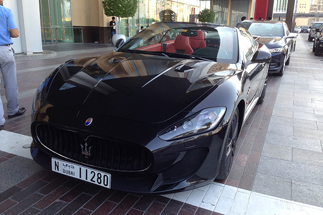 Toyota Camry hạng sang đất Việt, taxi xứ người