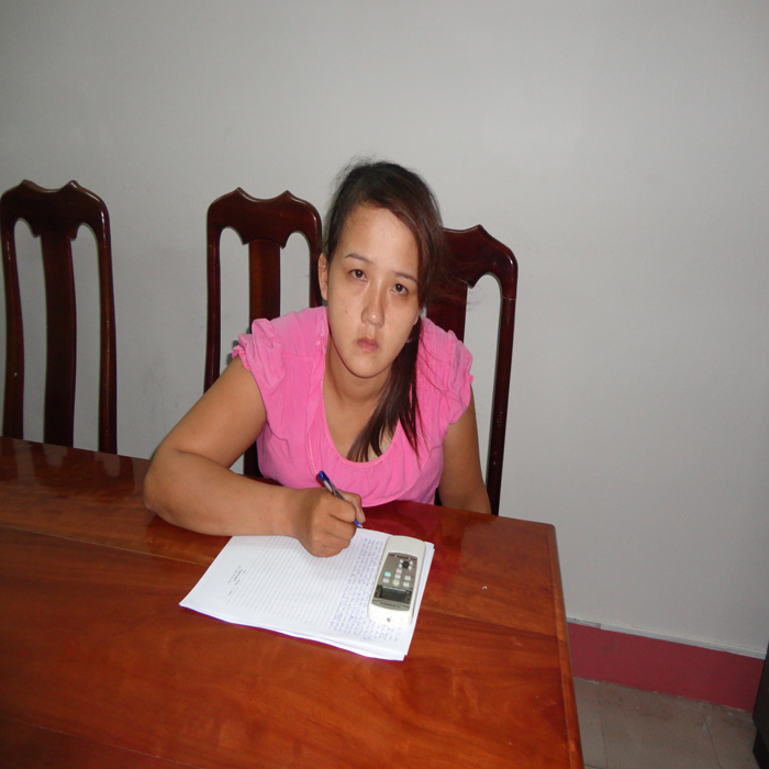 (bgiay)Nữ quái chuyên chuốc thuốc mê các cụ già để cướp tài sản b (bgiay)Nữ quái chuyên chuốc thuốc mê các cụ già để cướp tài sản b