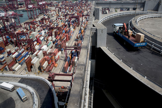 Xuất khẩu tháng 9 của Trung Quốc tăng vọt do giả mạo hóa đơn?