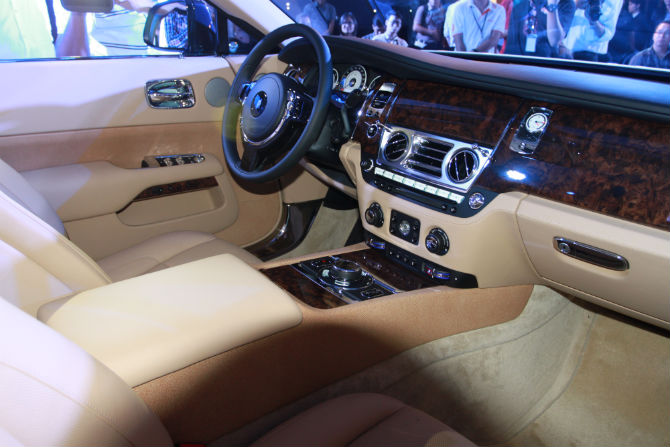 Ai là chủ nhân 'siêu xe' Rolls-Royce Wraith hơn 18 tỷ tại VN?