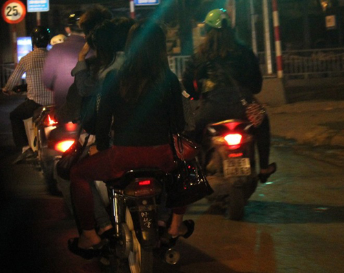 Phía sau phận gái rót bia: Ranh giới mong manh