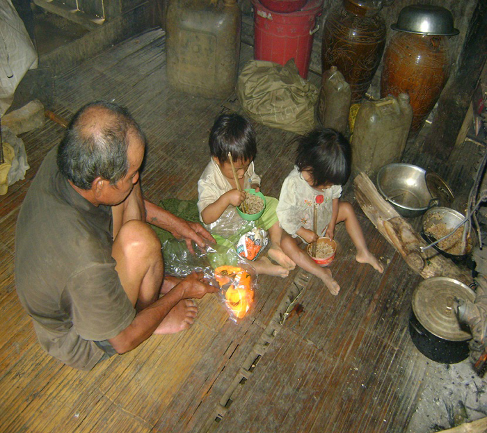 (bgiay)Vợ chồng trẻ ăn lá ngón tự vẫn khiến bốn con nhỏ bơ vơ (bgiay)Vợ chồng trẻ ăn lá ngón tự vẫn khiến bốn con nhỏ bơ vơ