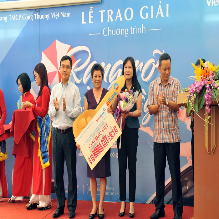 Trao giải Đặc biệt “Rạng rỡ ngày hè - Gửi tiền trúng lớn”