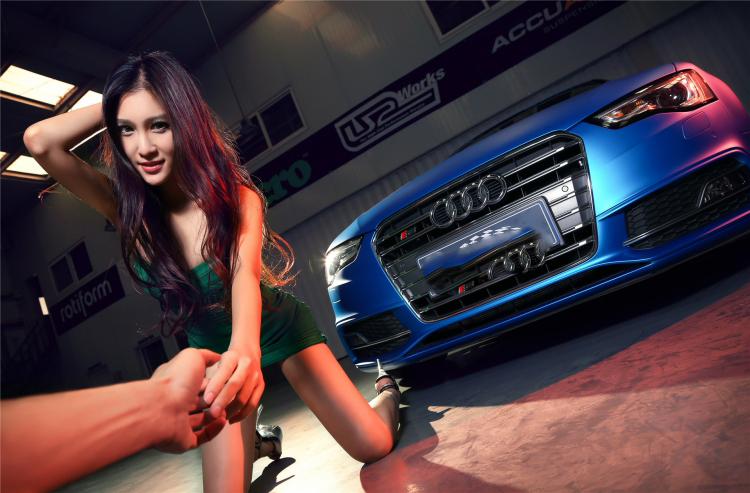 Mỹ nữ vạn người mê tạo dáng bên xe