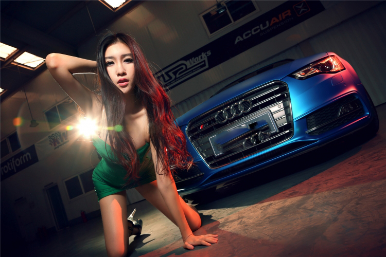 Mỹ nữ vạn người mê tạo dáng bên xe