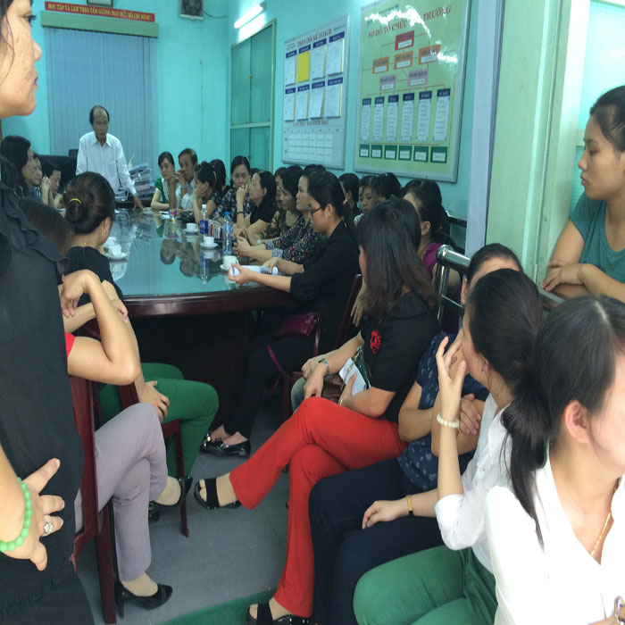 (b giay)Nữ hiệu trưởng bị giáo viên, phụ huynh phản đối vì từng c