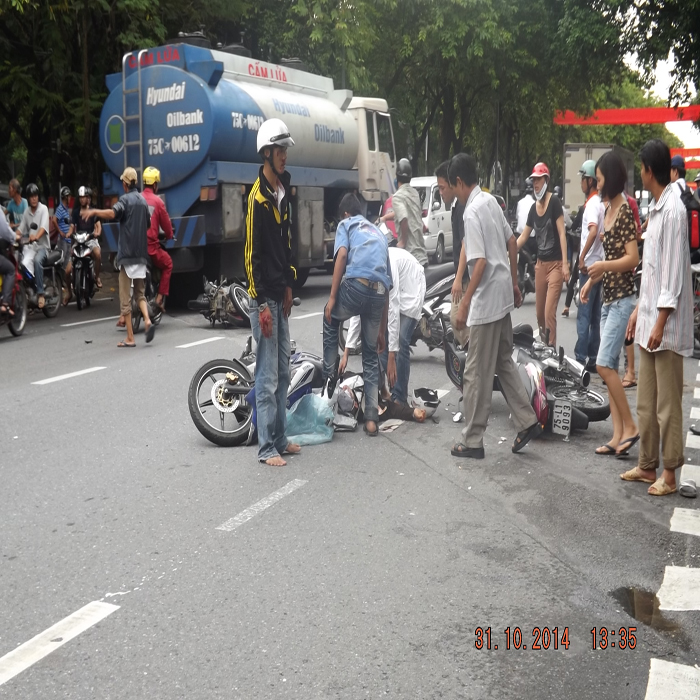 Tai nạn liên hoàn, một tu sĩ nguy kịch bởi vết thương lớn ở đầu Tai nạn liên hoàn, một tu sĩ nguy kịch bởi vết thương lớn ở đầu