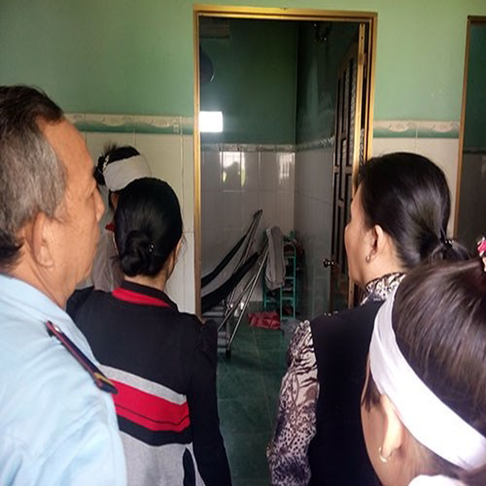 ( B GIAY)Trò phóng hỏa đốt thầy vì nghĩ thầy không chịu cứu con g