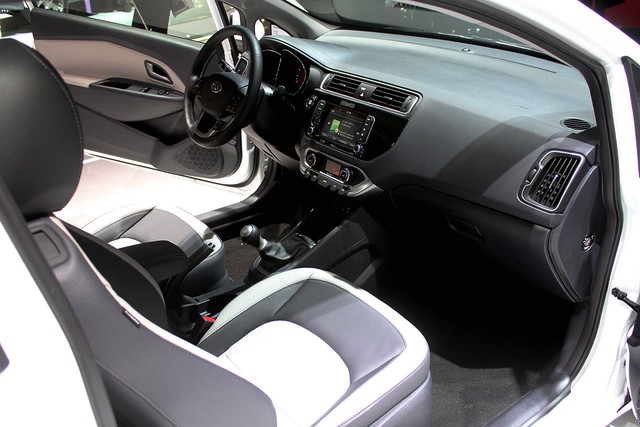 Chi tiết xe giá rẻ Kia Rio 2015