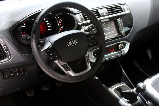 Chi tiết xe giá rẻ Kia Rio 2015
