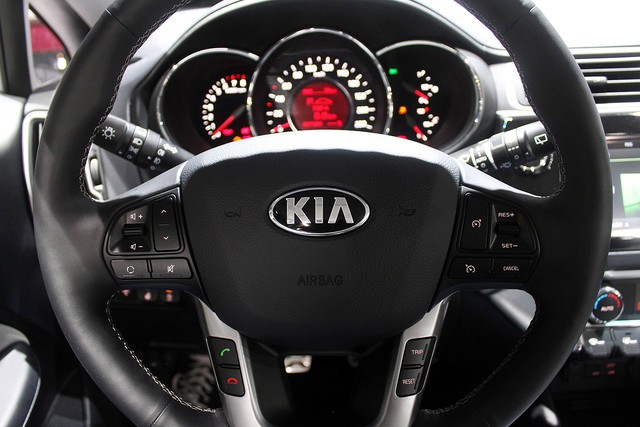 Chi tiết xe giá rẻ Kia Rio 2015