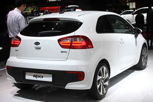 Chi tiết xe giá rẻ Kia Rio 2015