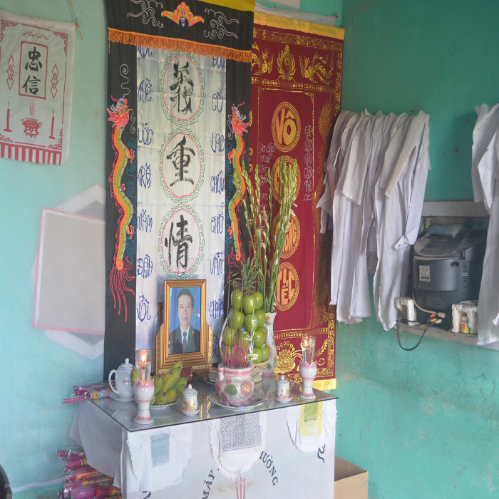 (b giay)Bị giang hồ ráo riết đòi nợ, vợ chồng chủ quán chè uống t (b giay)Bị giang hồ ráo riết đòi nợ, vợ chồng chủ quán chè uống t