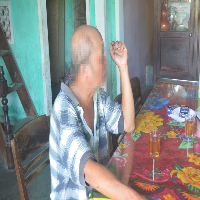 (b giay)Bị giang hồ ráo riết đòi nợ, vợ chồng chủ quán chè uống t (b giay)Bị giang hồ ráo riết đòi nợ, vợ chồng chủ quán chè uống t