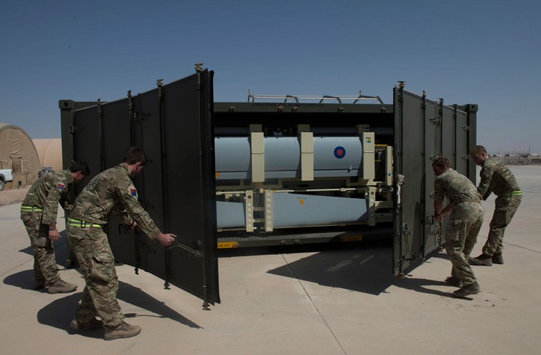 Ngoạn mục 4 lính Anh lắp ráp UAV 450kg trong “nháy mắt”