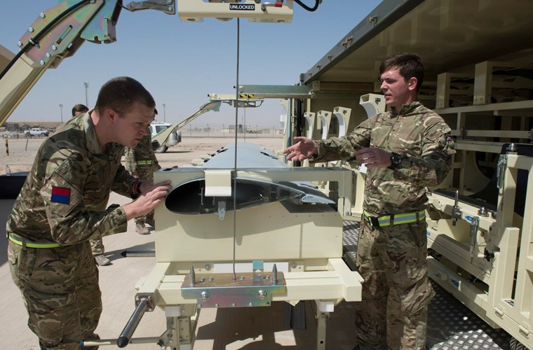 Ngoạn mục 4 lính Anh lắp ráp UAV 450kg trong “nháy mắt”