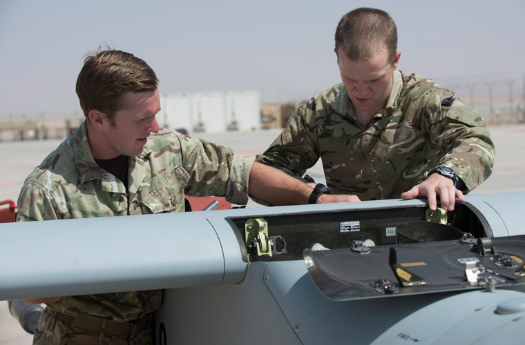 Ngoạn mục 4 lính Anh lắp ráp UAV 450kg trong “nháy mắt”