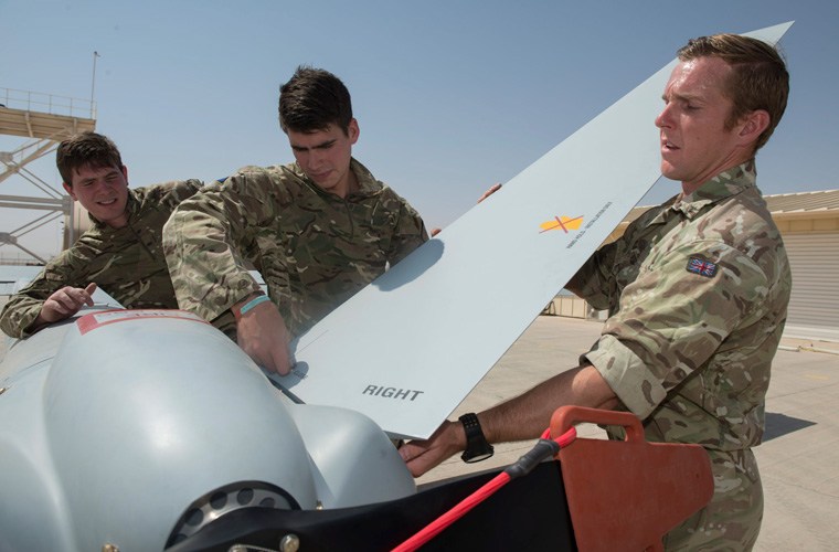 Ngoạn mục 4 lính Anh lắp ráp UAV 450kg trong “nháy mắt”