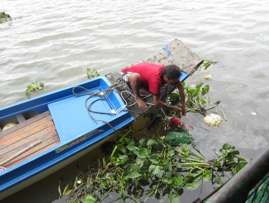 Thi thể thiếu nữ trên sông Sài Gòn, tay còn đeo túi xách