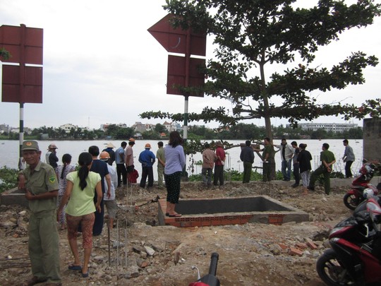 Thi thể thiếu nữ trên sông Sài Gòn, tay còn đeo túi xách